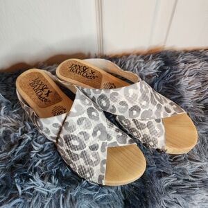 NWOT Jax & Bard, Gray And White Leopard Print Women's Sandals
